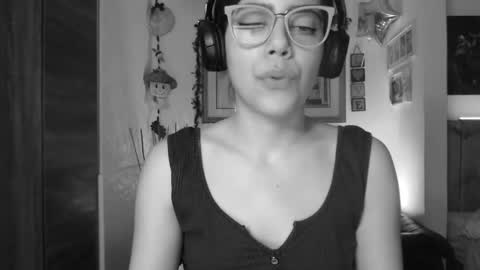 Snapshot of lauren_sweet7 chatting on December 10, 12:28 am Lauren online show from December 10, 12:28 am