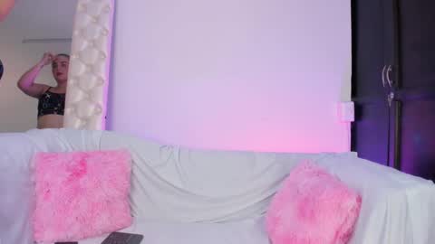 Snapshot of laurenblonde22 chatting on December 2, 8:11 pm Lauren Blonde online show from December 2, 8:11 pm
