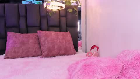 Snapshot of laurenblonde22 chatting on January 13, 5:33 pm Lauren Blonde online show from January 13, 5:33 pm