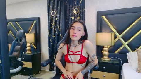 Snapshot of laurenhazeel chatting on April 11, 7:45 am Lauren online show from April 11, 7:45 am