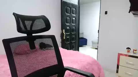 laurenhot94 online show from January 18, 12:14 am