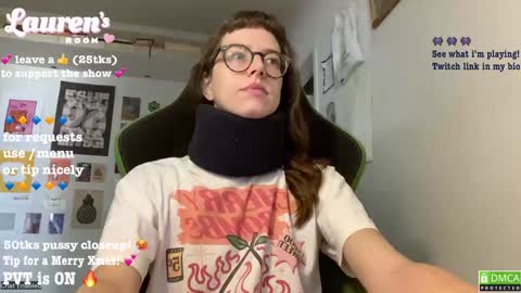 Snapshot of laurenipsumsit chatting on December 24, 2:22 pm Lauren online show from December 24, 2:22 pm