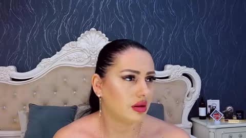 Laura online show from December 3, 3:54 pm