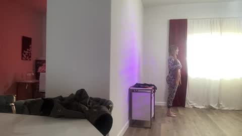 Snapshot of laurenphillips chatting on January 27, 10:06 pm Lauren Phillips online show from January 27, 10:06 pm