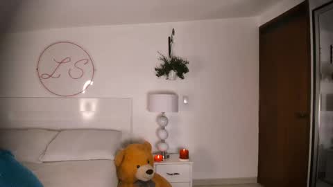 Lauren Saenz online show from February 28, 3:15 pm