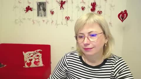 Snapshot of laurenwishy chatting on February 1, 6:01 am Lauren online show from February 1, 6:01 am