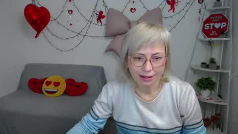 Snapshot of laurenwishy chatting on February 10, 7:34 am Lauren online show from February 10, 7:34 am