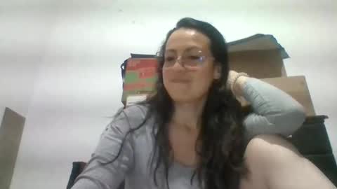 Snapshot of lauryn_jones chatting on April 1, 4:57 am Laury online show from April 1, 4:57 am