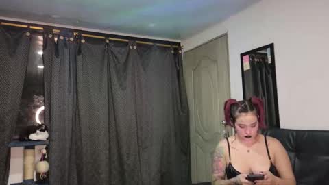 Snapshot of lauuuuuu_9 chatting on March 22, 2:37 am online show from March 22, 2:37 am