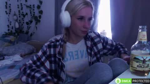 Snapshot of lavinell chatting on July 17, 10:55 am Mia online show from July 17, 10:55 am