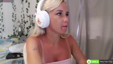 Snapshot of lavinell chatting on July 23, 9:29 am Mia online show from July 23, 9:29 am