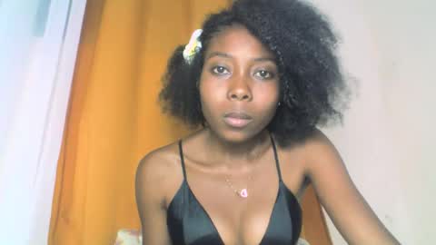 layannek online show from October 11, 8:40 pm