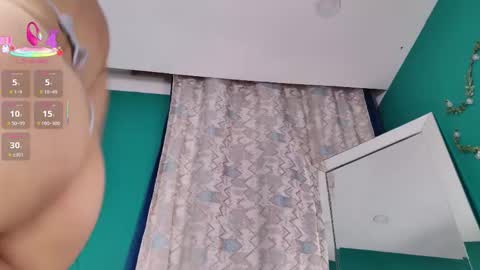 layla_17 online show from September 28, 1:11 am