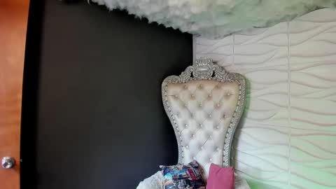 Layla online show from March 21, 8:01 pm