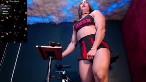 Layla   help me with your thumbs up its important  online show from October 11, 11:42 am