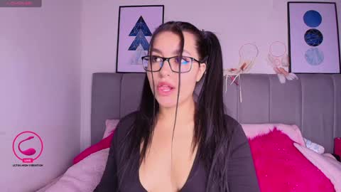 Snapshot of layla_nicols chatting on January 18, 12:15 pm Layla online show from January 18, 12:15 pm