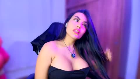 Snapshot of layla_nicols chatting on April 6, 4:57 am Layla online show from April 6, 4:57 am