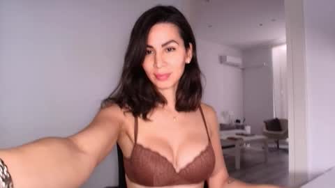 Layla online show from April 3, 4:16 pm