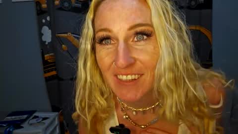 laylalucks online show from October 22, 3:18 am