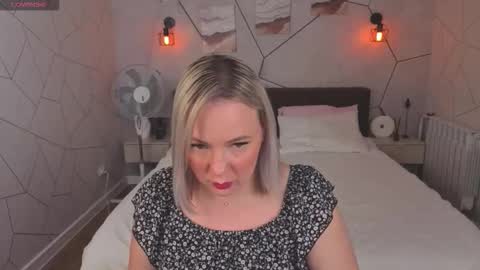 Snapshot of layrarose chatting on February 16, 10:22 am Layra online show from February 16, 10:22 am