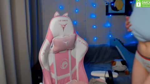 Snapshot of leah__gotty chatting on December 17, 2:33 pm Leah Gotty online show from December 17, 2:33 pm