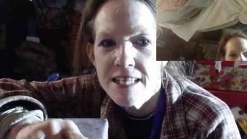 Snapshot of leahlikesyou chatting on February 6, 12:54 am Lovely Leah online show from February 6, 12:54 am