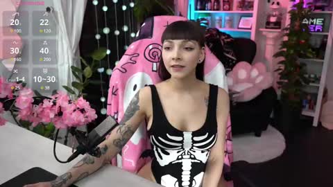 Leah online show from February 10, 10:30 pm