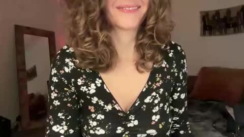 Snapshot of leahsparkles chatting on December 17, 2:39 am Leah Sparkles online show from December 17, 2:39 am