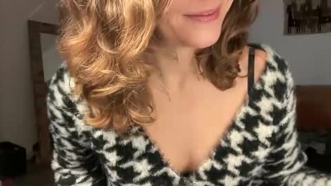 Snapshot of leahsparkles chatting on December 17, 2:45 pm Leah Sparkles online show from December 17, 2:45 pm