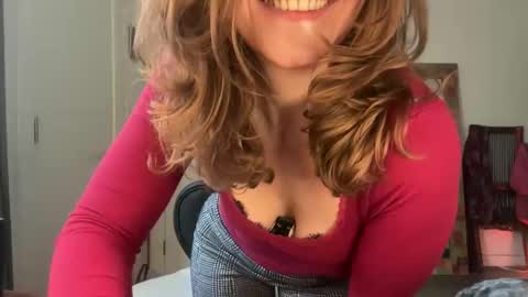 Snapshot of leahsparkles chatting on February 2, 3:22 pm Leah Sparkles online show from February 2, 3:22 pm