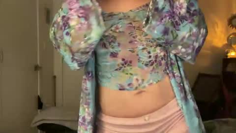 Snapshot of leahsparkles chatting on February 17, 5:15 am Leah Sparkles online show from February 17, 5:15 am