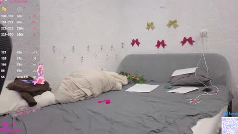 Snapshot of lee_sky chatting on December 22, 9:39 am I am Melisa. Im new here. This is my first day online show from December 22, 9:39 am