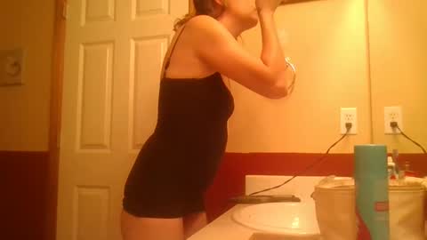 Snapshot of legzbailey chatting on September 21, 5:20 am taylor babe1 online show from September 21, 5:20 am