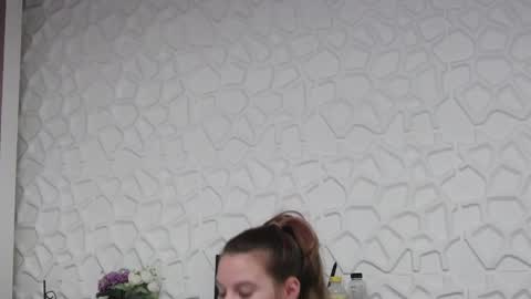 leiahux online show from June 5, 4:08 am