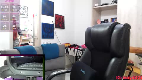 Snapshot of leidycrstnch21 chatting on October 19, 1:23 pm LeidyDi223 online show from October 19, 1:23 pm