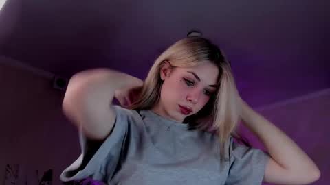 Snapshot of leilalafleur_ chatting on February 4, 5:46 am leilalafleur_ online show from February 4, 5:46 am