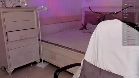 Snapshot of leilalafleur_ chatting on February 10, 4:49 am leilalafleur_ online show from February 10, 4:49 am