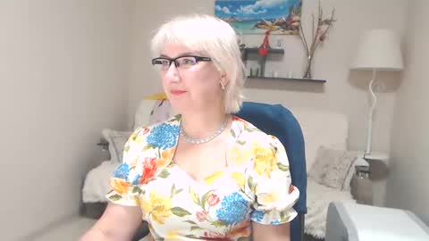 Snapshot of leilamays chatting on December 3, 7:21 am Leila Kinky online show from December 3, 7:21 am