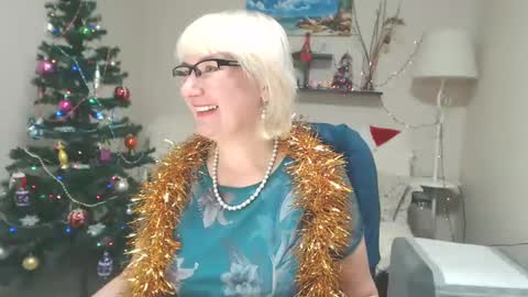 Snapshot of leilamays chatting on December 23, 6:33 am Leila Kinky online show from December 23, 6:33 am