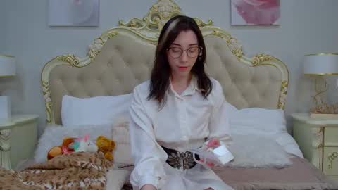 LeilaTaylors online show from March 19, 5:33 am