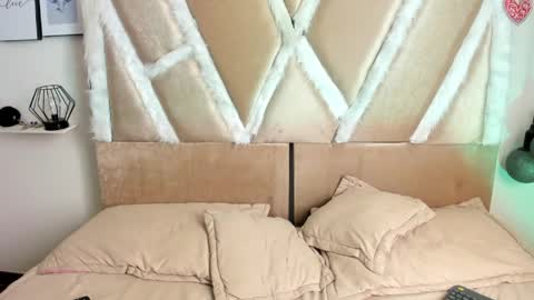 lele_699 online show from April 2, 3:31 pm