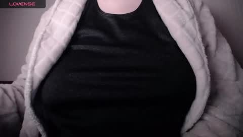 Snapshot of lenagolden chatting on February 25, 5:39 am lenagolden online show from February 25, 5:39 am