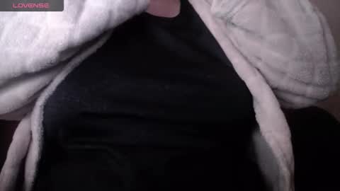 Snapshot of lenagolden chatting on March 4, 11:38 am lenagolden online show from March 4, 11:38 am