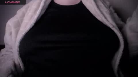 Snapshot of lenagolden chatting on March 5, 2:18 am lenagolden online show from March 5, 2:18 am