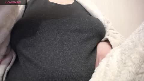 Snapshot of lenagolden chatting on March 25, 9:43 pm lenagolden online show from March 25, 9:43 pm