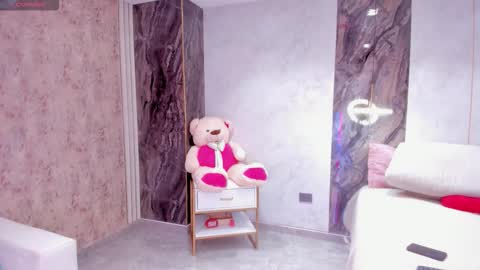 Lenathompson online show from February 26, 4:22 am