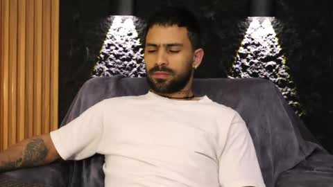 Snapshot of leo_diaz01 chatting on February 14, 2:08 am Leo Diaz online show from February 14, 2:08 am