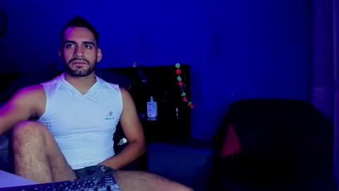 Snapshot of leon__hart chatting on February 15, 11:14 pm Leon Hart online show from February 15, 11:14 pm
