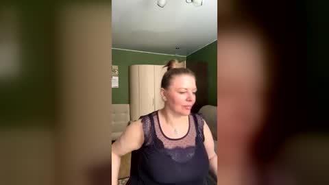 Snapshot of leona_tracie chatting on June 17, 6:49 am Leona tracie online show from June 17, 6:49 am