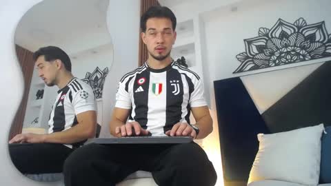 Snapshot of leonardfoxx chatting on April 1, 12:39 pm leonardo online show from April 1, 12:39 pm